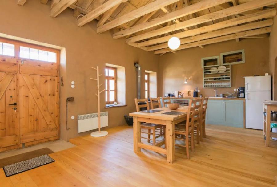 Σπίτι του 1920: Βρίσκεται απομονωμένο και νοικιάζεται στο Airbnb – Το εσωτερικό του εντυπωσιάζει