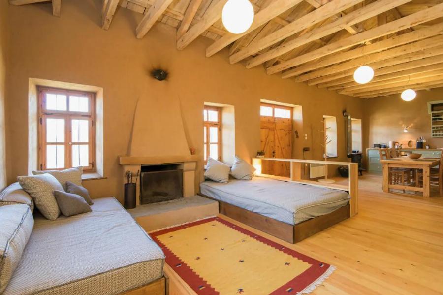 Σπίτι του 1920: Βρίσκεται απομονωμένο και νοικιάζεται στο Airbnb – Το εσωτερικό του εντυπωσιάζει
