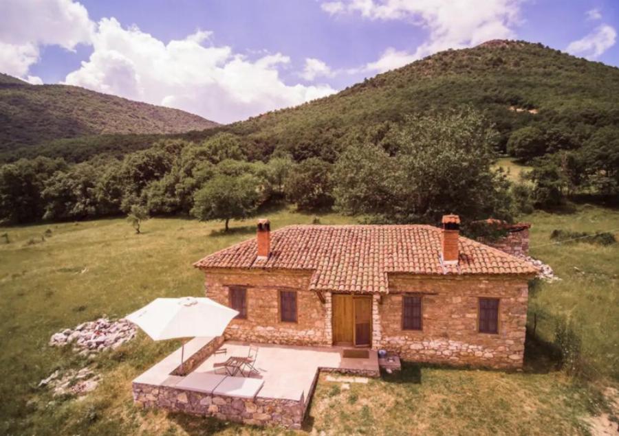 Σπίτι του 1920: Βρίσκεται απομονωμένο και νοικιάζεται στο Airbnb – Το εσωτερικό του εντυπωσιάζει