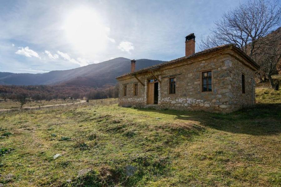 Σπίτι του 1920: Βρίσκεται απομονωμένο και νοικιάζεται στο Airbnb – Το εσωτερικό του εντυπωσιάζει