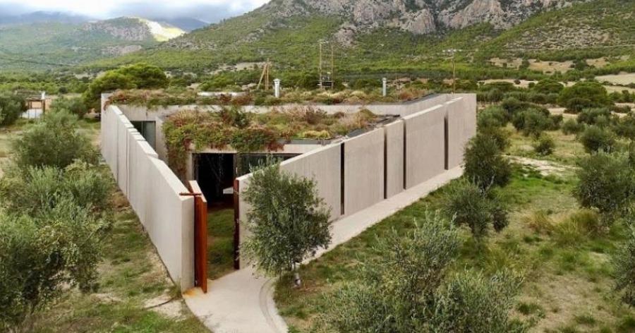 Κορινθία: Το τριγωνικό σπίτι που βασίζεται στο Πυθαγόρειο θεώρημα και το εσωτερικό του εντυπωσιάζει