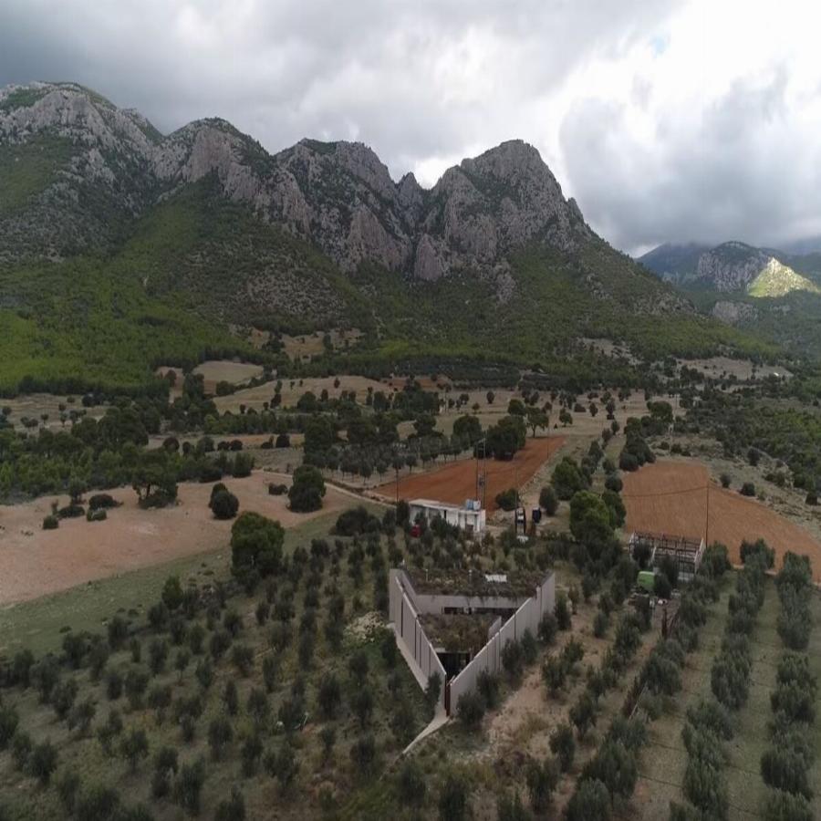 Κορινθία: Το τριγωνικό σπίτι που βασίζεται στο Πυθαγόρειο θεώρημα και το εσωτερικό του εντυπωσιάζει