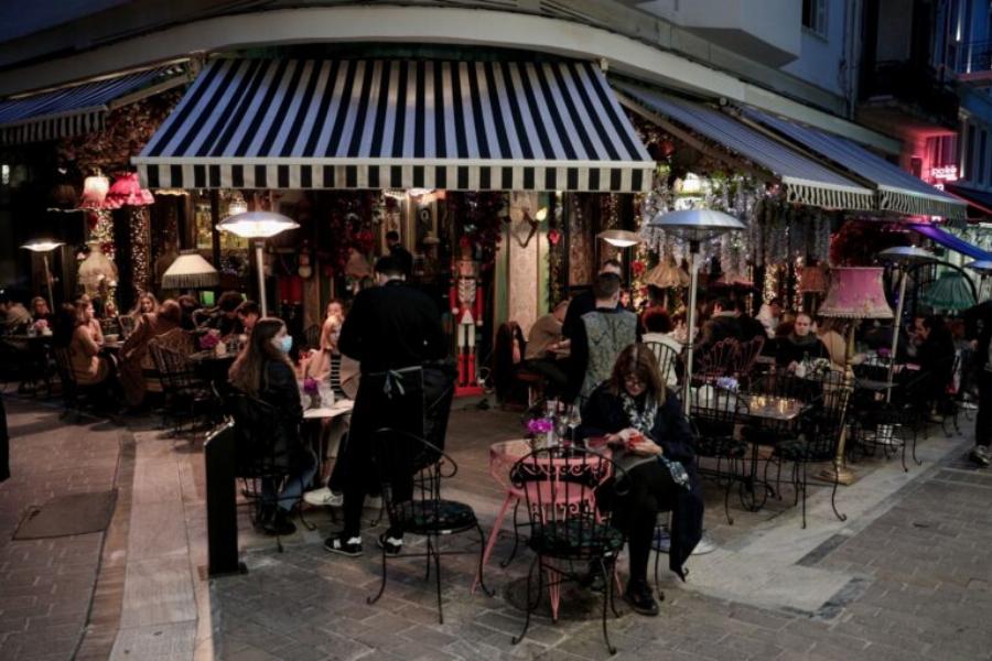 Άρση μέτρων: Τι αλλάζει από σήμερα σε εστίαση και γήπεδα – Επιστροφή προς την κανονικότητα