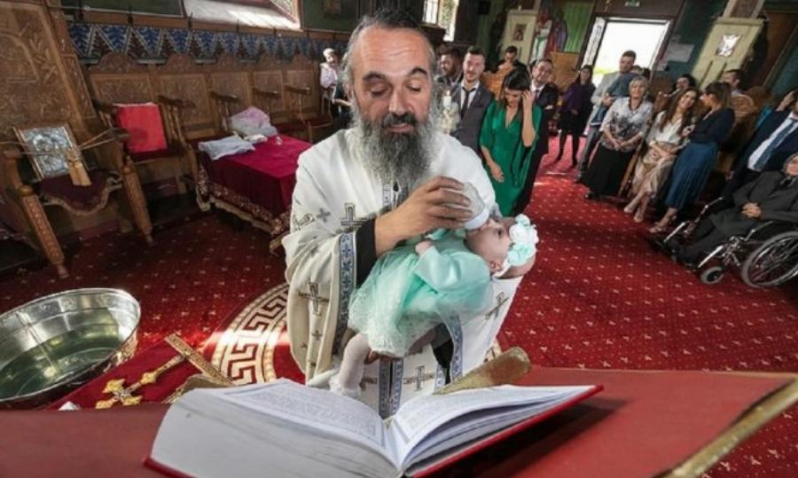 Ιερέας: Ταΐζει το μωρό που μόλις βάφτισε!