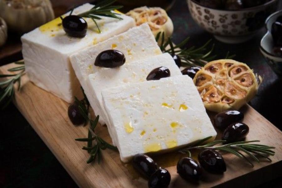 Φέτα: Τα οφέλη για την υγεία, η διατροφική της αξία και η φήμη του “λευκού χρυσού”