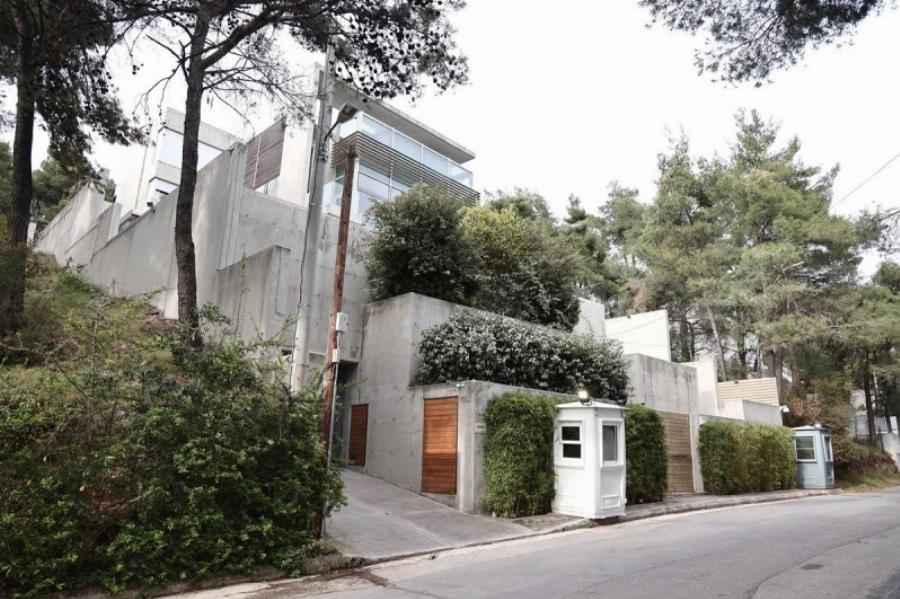 Βίλα βγαλμένη από παραμύθι:  Το υπερπολυτελές σπίτι του Μένιου Φουρθιώτη με τις δύο πισίνες και τον τεράστιο κήπο