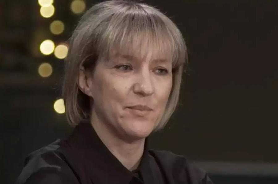 Μια συγκλονιστική στιγμή: Η Ιωάννα Παλιοσπύρου αγκαλιά με τη μάνα της δολοφονημένης Γαρυφαλλιάς