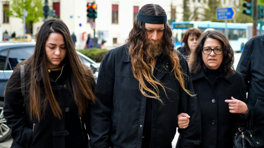 Συγκλονίζει η μητέρα του Βαγγέλη Γιακουμάκη: «Τον έλεγαν “ρουφιάνο”, τον έδεναν, τον σφαλιάριζαν, του πέταγαν ζεστό νερό»