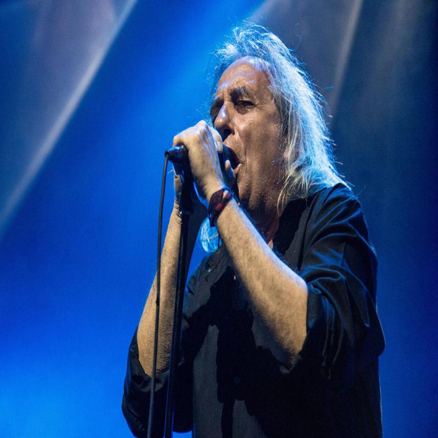 Γιάννης Αγγελάκας: Τα φτωχικά χρόνια, οι εργατικές συνοικίες, η εργασία ως ρακοσυλλέκτης και ο τρόπος που διαλύθηκαν οι Τρύπες