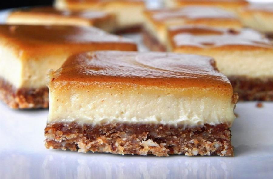 Γλυκό στο ΠΙ και ΦΙ: Πανεύκολο και δροσερό γλυκό ψυγείου με καραμέλα και τραγανό μπισκότο