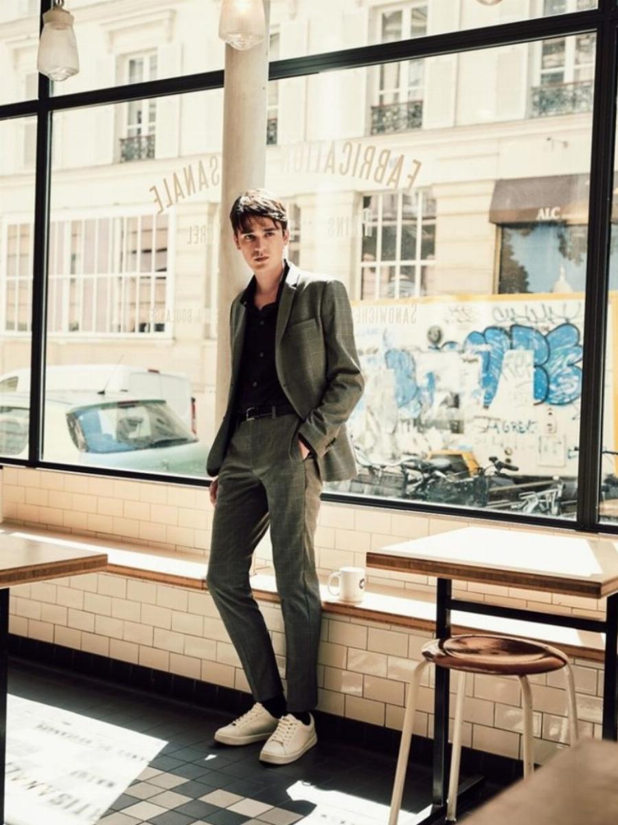 Αλέν Ντελόν: Ο 26χρονος γιος του είναι μοντέλο – Κληρονόμησε την ομορφιά και τη γοητεία του πατέρα του