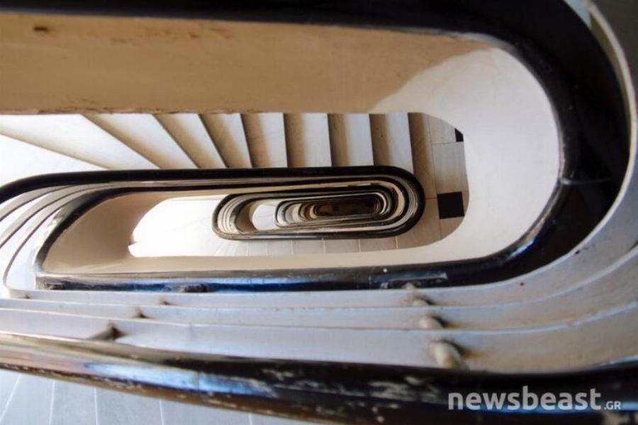 «Μπλε» πολυκατοικία: Η θρυλική πολυκατοικία των Εξαρχείων, η άγνωστη ιστορία και ο σταθμός της αρχιτεκτονικής που φιλοξένησε διάσημους ένοικους