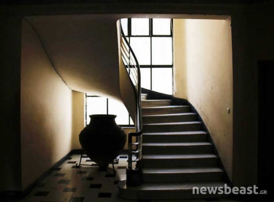 «Μπλε» πολυκατοικία: Η θρυλική πολυκατοικία των Εξαρχείων, η άγνωστη ιστορία και ο σταθμός της αρχιτεκτονικής που φιλοξένησε διάσημους ένοικους