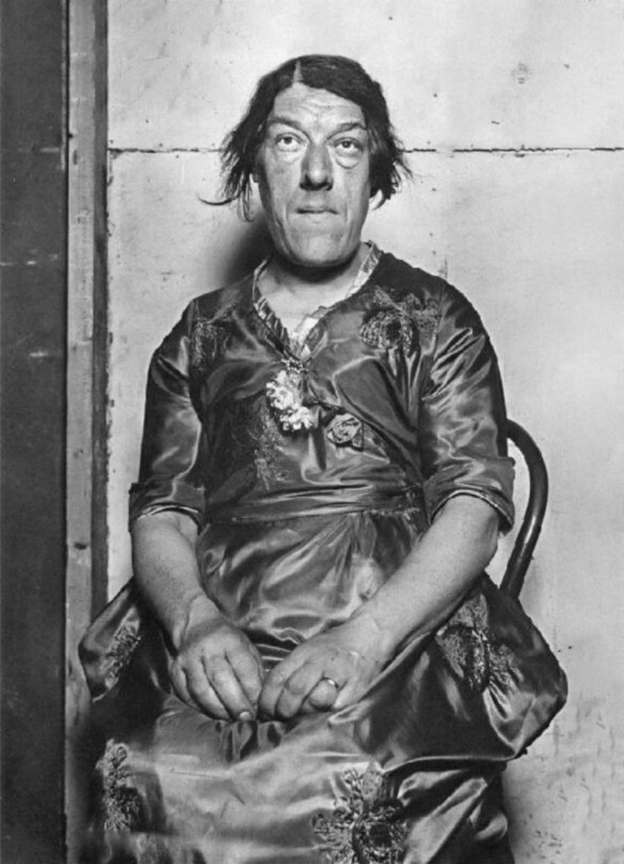 Αληθινή ιστορία μιας μάνας: Η «Μαύρη Χήρα» που από καλλονή έγινε περίγελος για να αναθρέψει τα παιδιά της