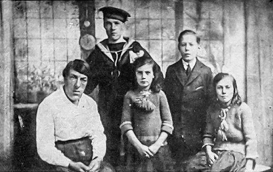 Αληθινή ιστορία μιας μάνας: Η «Μαύρη Χήρα» που από καλλονή έγινε περίγελος για να αναθρέψει τα παιδιά της