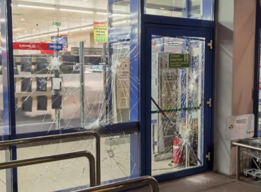 «Έσπασαν» το σουπερμάρκετ στο Ίλιον που μήνυσε την ηλικιωμένη και ξεσήκωσε θύελλα αντιδράσεων