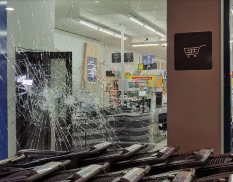 «Έσπασαν» το σουπερμάρκετ στο Ίλιον που μήνυσε την ηλικιωμένη και ξεσήκωσε θύελλα αντιδράσεων