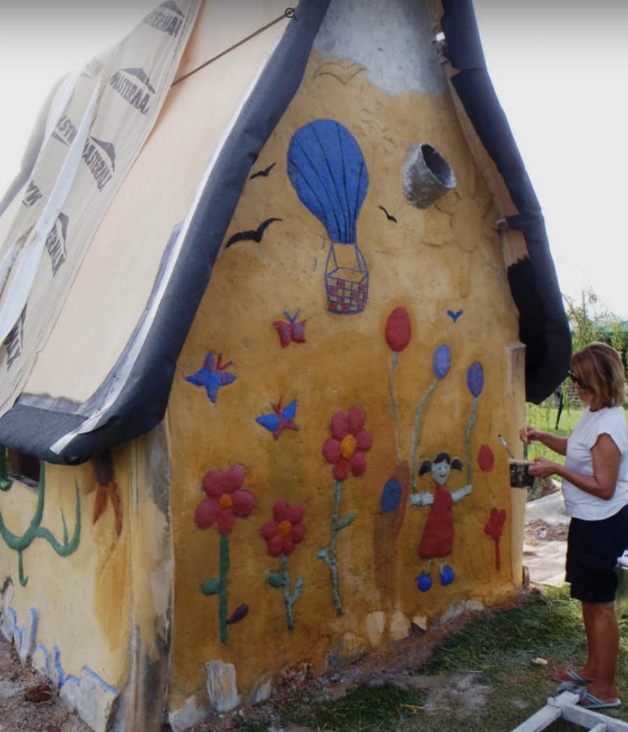 Σπίτια από άχυρο και πηλό: Είναι ελληνικής κατασκευής, φτιάχνονται από 2 Λαρισαίους και κοστίζουν 1.500€