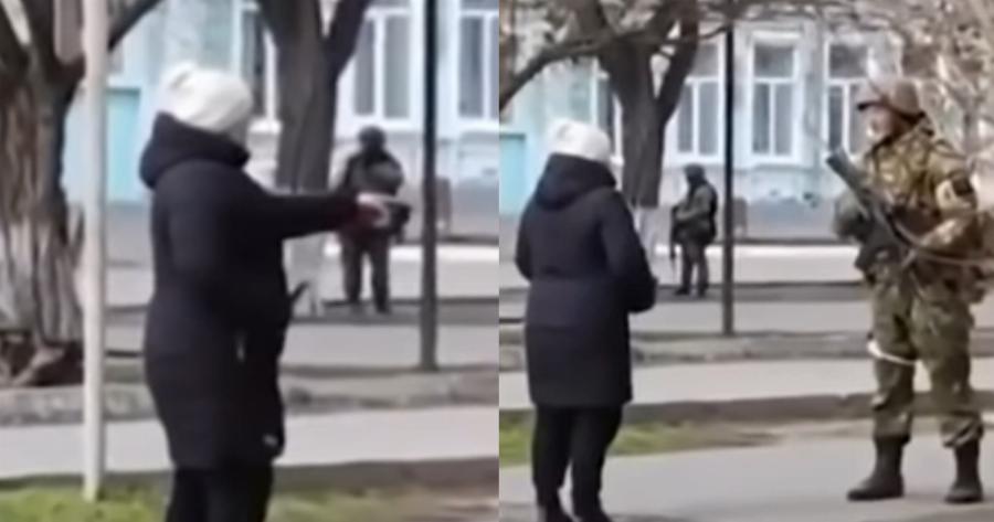«Τι ήρθατε να κάνετε στη χώρα μας;»: Ουκρανή γυναίκα στέκεται με θάρρος απέναντι σε πάνοπλους Ρώσους στρατιώτες
