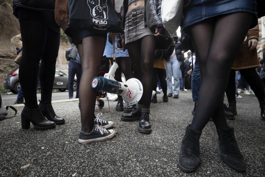 Μαθητές: Φόρεσαν κοντές φούστες και σορτς ως απάντηση στο σeξιστικό σχόλιο καθηγήτριας σε συμμαθήτριά τους