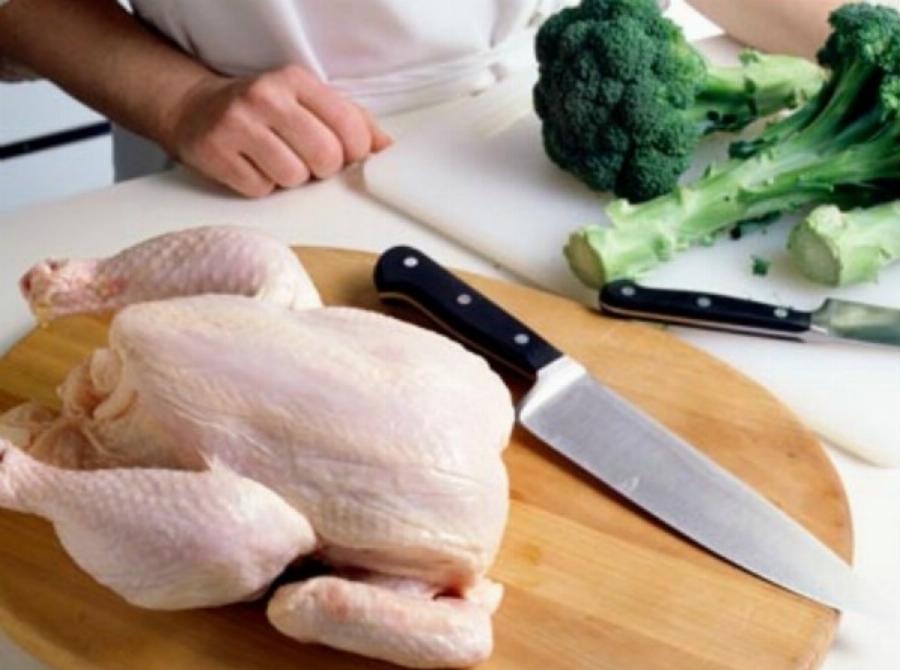 Κανόνας υγιεινής: Ο λόγος που είναι λάθος να πλένουμε το ωμό κοτόπουλο πριν το μαγείρεμα