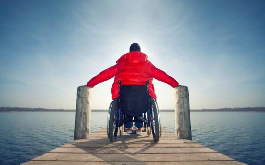 “Εσύ είσαι με το αναπηρικό καροτσάκι, πώς να μπούμε; Είναι κυριλέ το μαγαζί!” μου είπε στο πρώτο ραντεβού