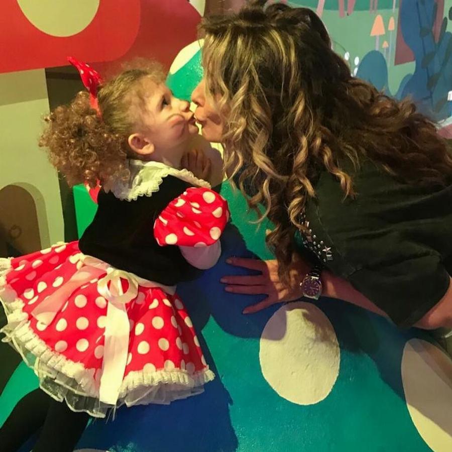 Κατερίνα Λάσπα: Η ψυχική ασθένεια, οι δύσκολες στιγμές στον γάμο της, η απόσυρση από την τηλεόραση και η αφοσίωση στις κόρες της