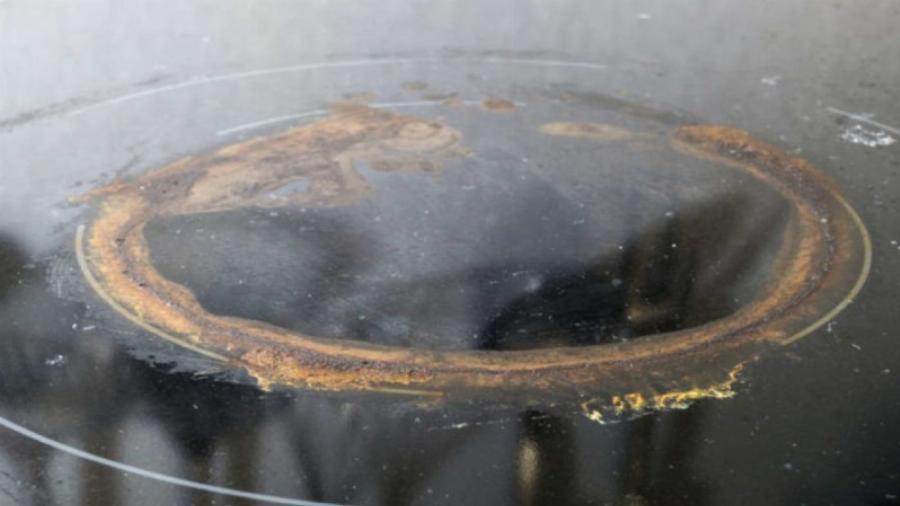 Καμένο μάτι κουζίνας: Το έξυπνο κόλπο για να αφαιρέσετε τους λεκέδες