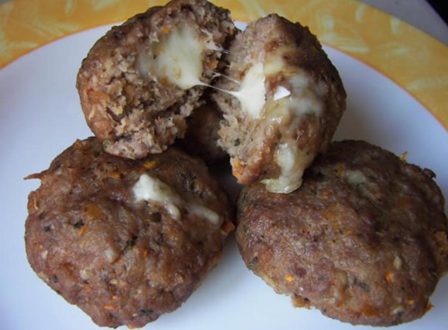 Το μυστικό είναι στην επιλογή του κιμά: Η συνταγή για αφράτα μπιφτέκια γεμιστά με μαλακό τυρί