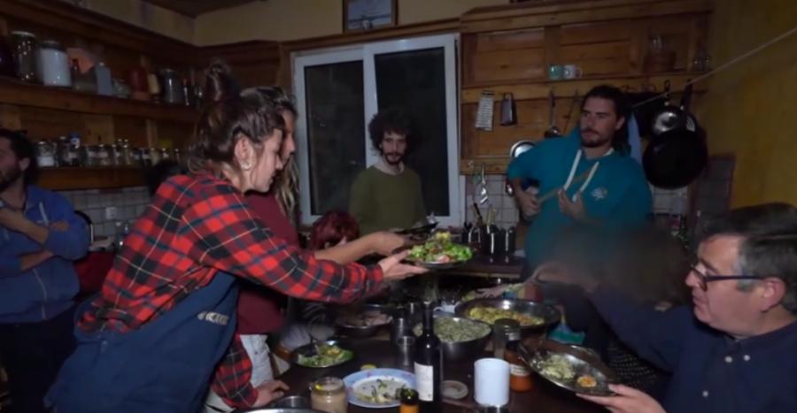 Παρέα νεαρών εγκατέλειψε τη πόλη και ζούνε σε καλύβες έξω απ’τη Λάρισα χωρίς πολυτέλειες και ανέσεις