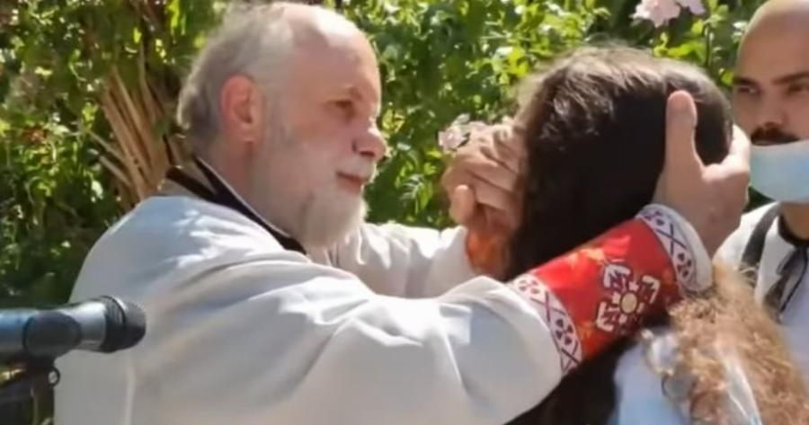 Άγιοι Ισίδωροι: Κοριτσάκι με μειωμένη όραση γίνεται καλά με τον Τίμιο Σταυρό των Αγίων Ισιδώρων