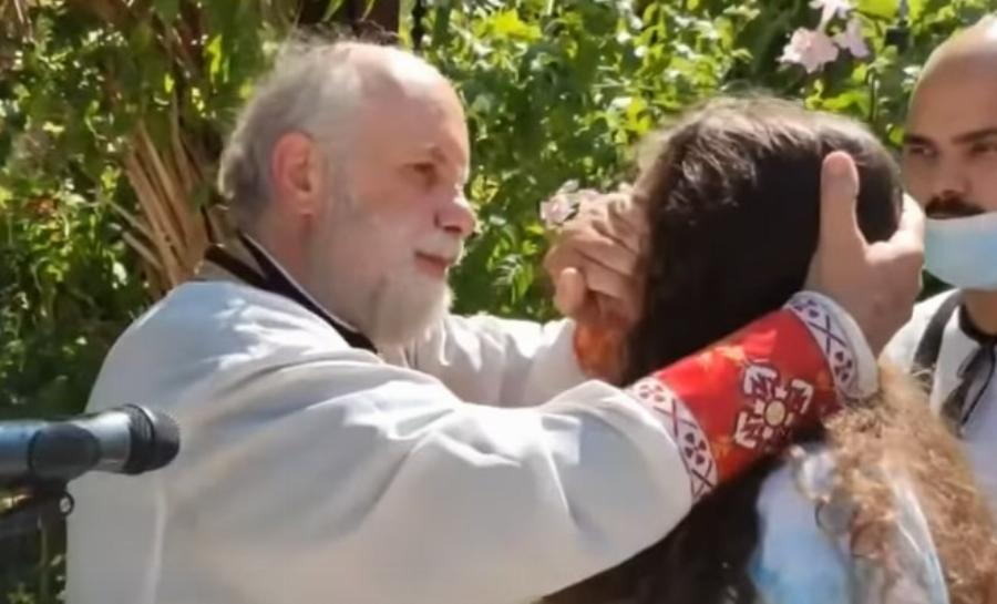 Άγιοι Ισίδωροι: Κοριτσάκι με μειωμένη όραση γίνεται καλά με τον Τίμιο Σταυρό των Αγίων Ισιδώρων