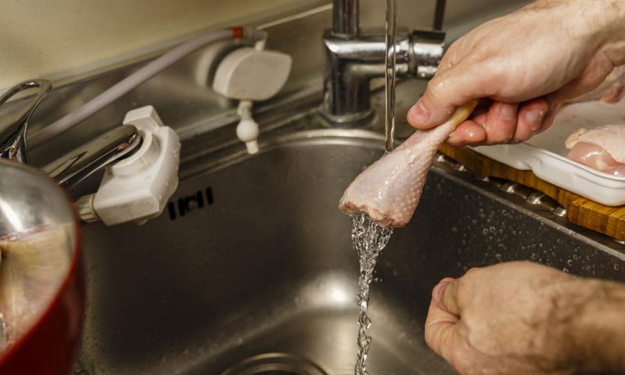 Κανόνας υγιεινής: Ο λόγος που είναι λάθος να πλένουμε το ωμό κοτόπουλο πριν το μαγείρεμα