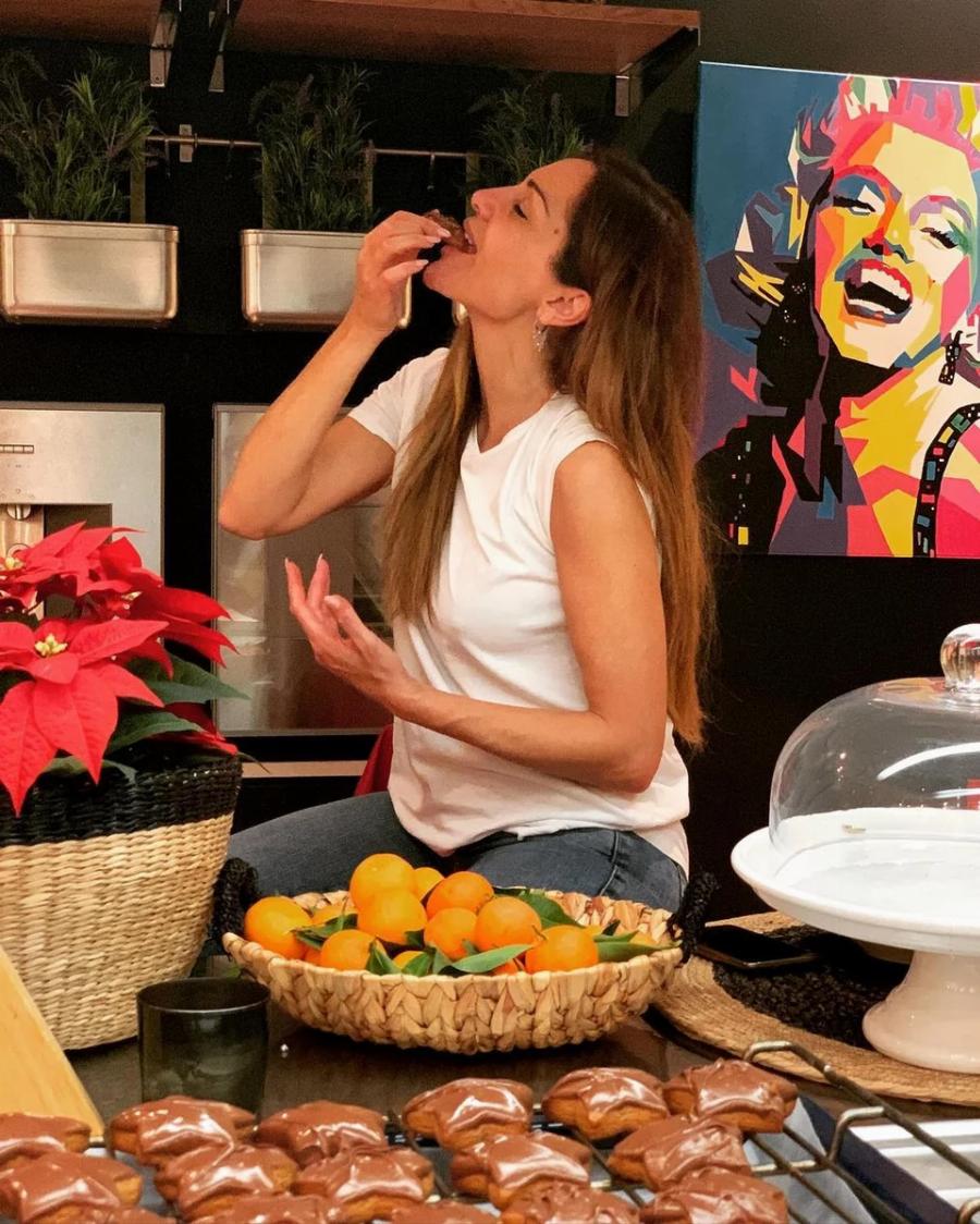 Δέσποινα Βανδή: Η εντυπωσιακή βίλα στη Βούλα, η ονειρεμένη κουζίνα και ο πανέμορφος κήπος με την μεγάλη πισίνα