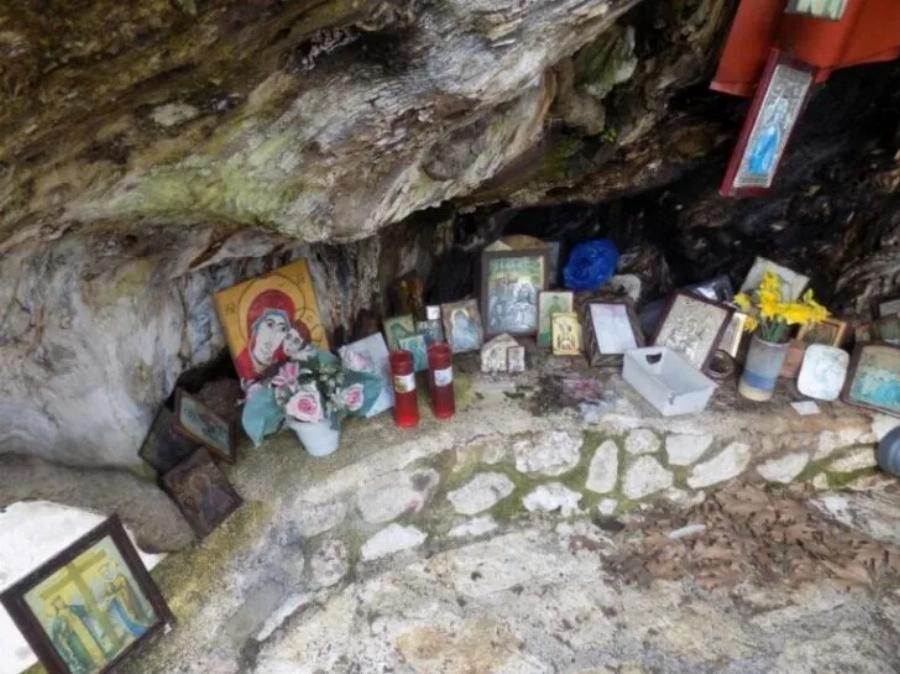 Πλάτανος που άντεξε πόλεμο και πυρκαγιά, μετατράπηκε σε εκκλησάκι της Παναγίας