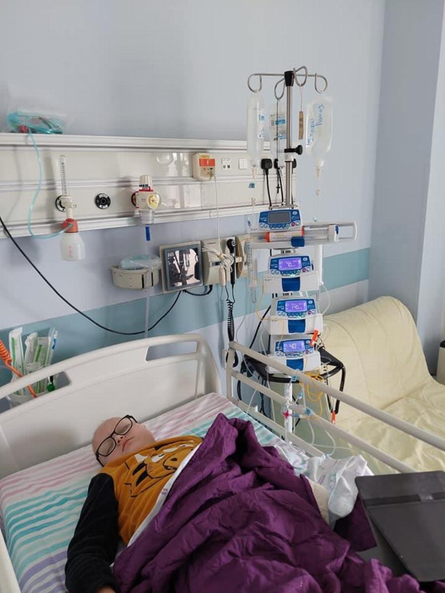 «Υποφέρει, είναι δεμένα τα χέρια μας…»: Η μεγαλύτερη μάχη του οκτάχρονου Λούκα