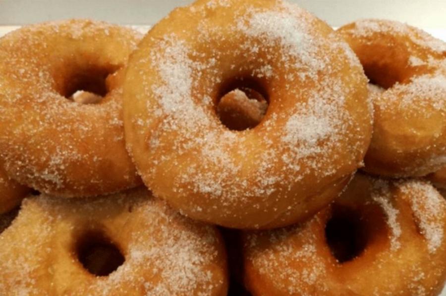 Θα γλείφετε τα δάχτυλά σας: Νηστίσιμοι λουκουμάδες με ζάχαρη – Το καλύτερο γλυκό για τη νηστεία