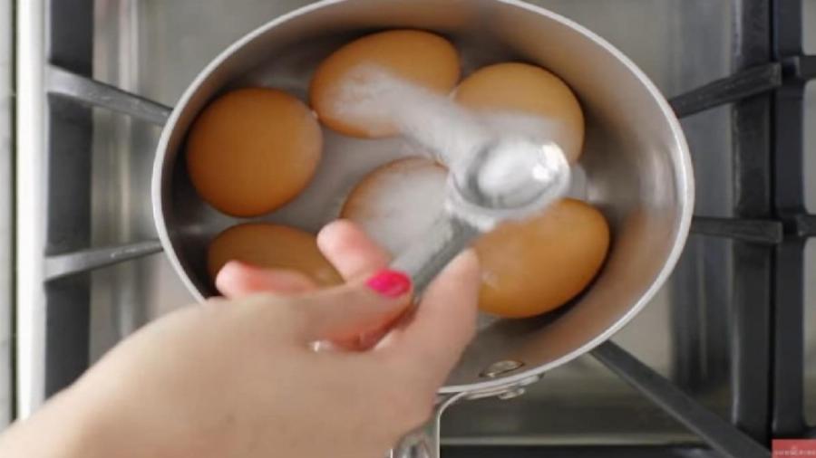 Μοναδικό κόλπο που θα σας λύσει τα χέρια: Το κόλπο για να καθαρίσετε εύκολα και γρήγορα τα αυγά