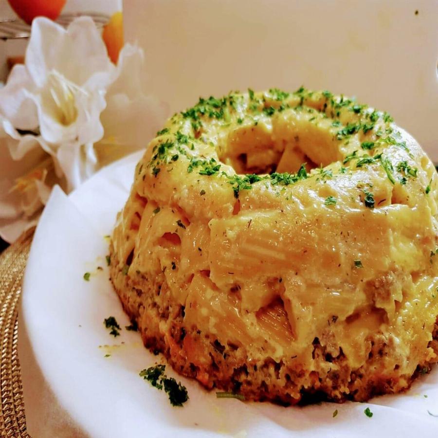 Πεντανόστιμα μακαρόνια: Η μοναδική συνταγή για πένες ογκρατέν με κουρκουμά και κιμά στην φόρμα του κέικ