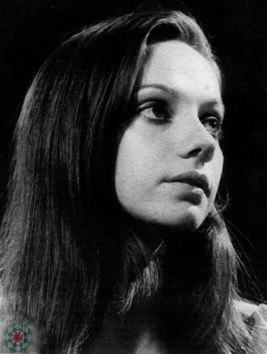 Μαλβίνα Κάραλη: Το ανήσυχο πνεύμα της δημοσιογραφίας, το πραγματικό όνομα, οι γάμοι, οι αξέχαστες ατάκες και το μοναχικό τέλος στα 50