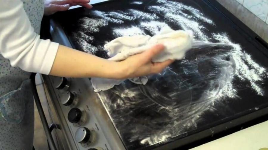 Καμένο μάτι της κουζίνας: Το έξυπνο κόλπο για να καθαρίσετε τους δύσκολους λεκέδες