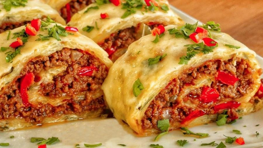 Το απόλυτο όνειρο: Ανοίγει ρολό πατάτας και απλώνει πάνω την γέμιση του κιμά