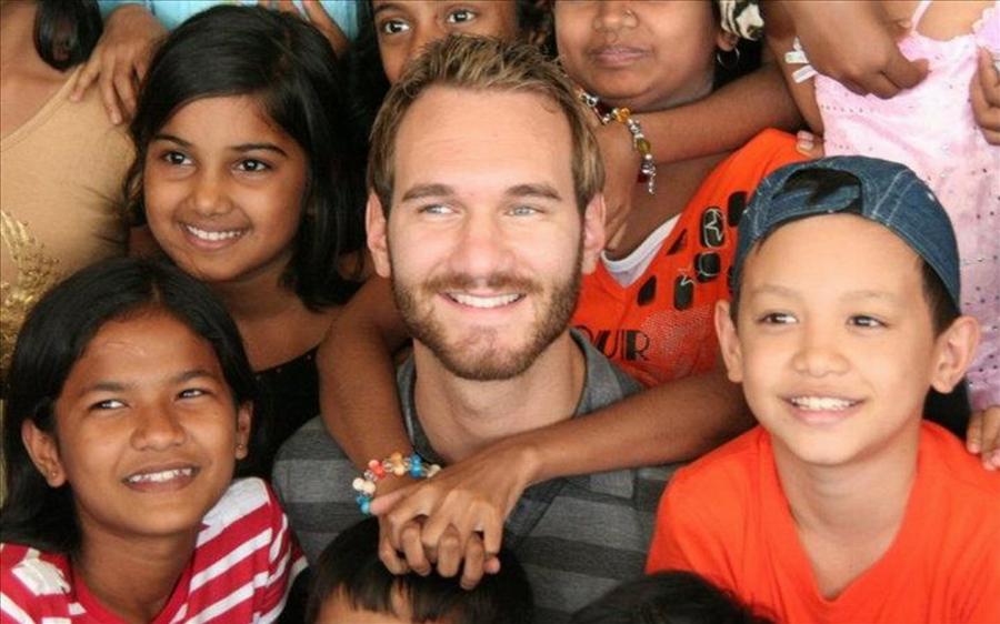 Νικ Βουιζίτζ: Ο άντρας που γεννήθηκε χωρίς άκρα, δημιούργησε οικογένεια και πέτυχε όλα του τα όνειρα