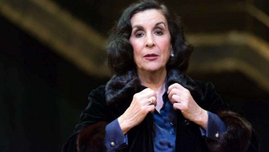 Νένα Μεντή: «Έχω ελάχιστους φίλους αλλά δεν έχω γυναίκες. Στο παρελθόν είχα αλλά μάλλον είμαι σκύλα»