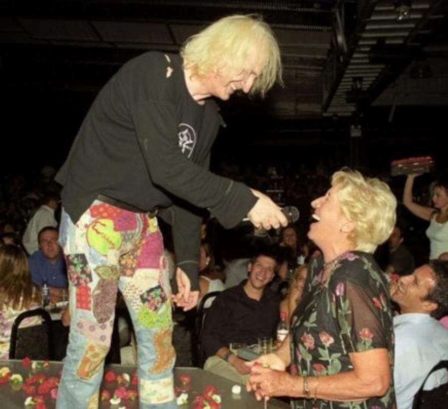 Νίκος Καρβέλας: Το τραγούδι για τον θάνατο μιας θαυμάστριας, ο χαμός της μητέρας του και ο γάμος με την Πάνια