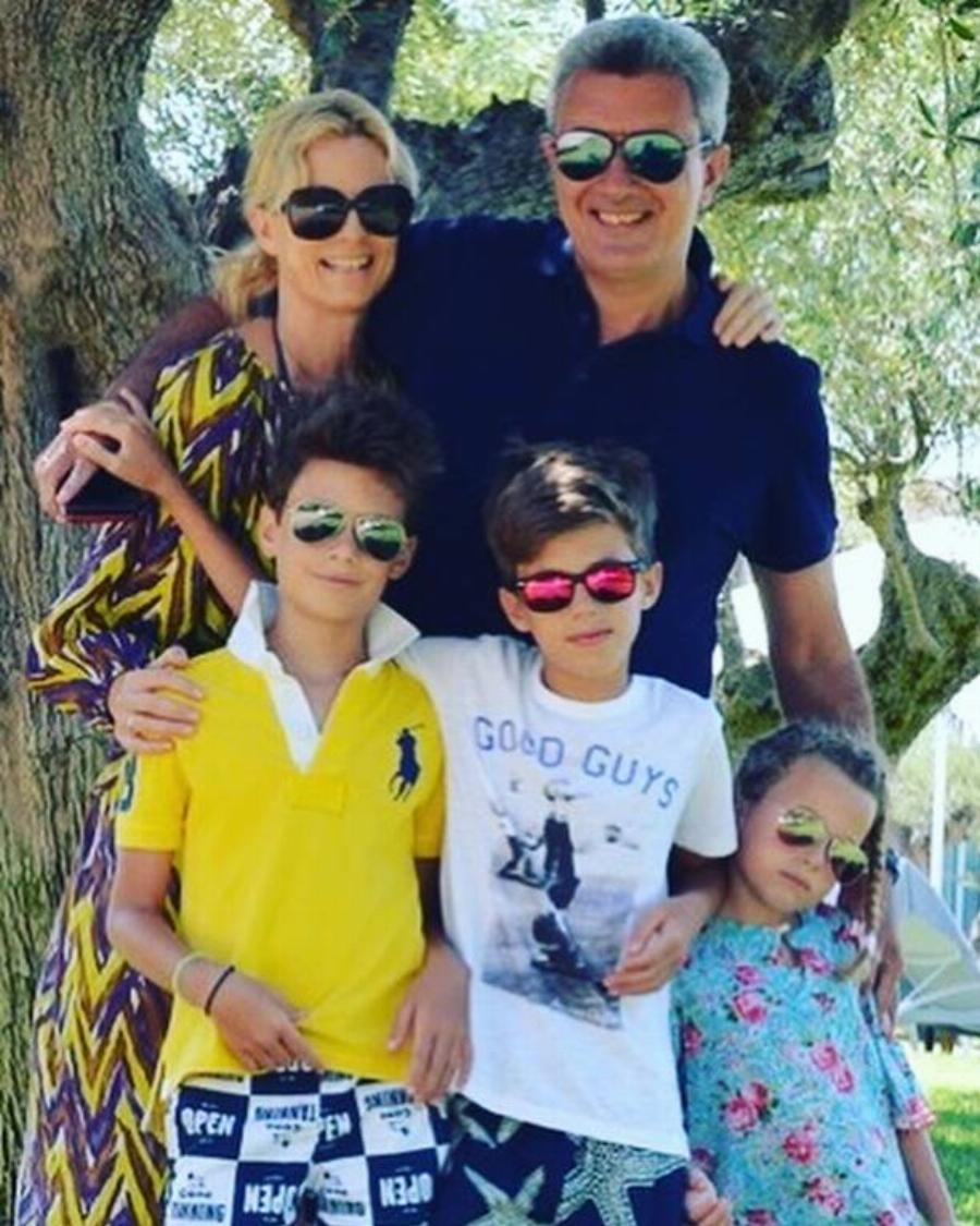 Νίκος Χατζηνικολάου: Οι 2 γάμοι, τα 4 παιδιά, τα οικονομικά προβλήματα, η μάχη με τον καρκίνο και τα 4 βαρβάτα χειρουργεία