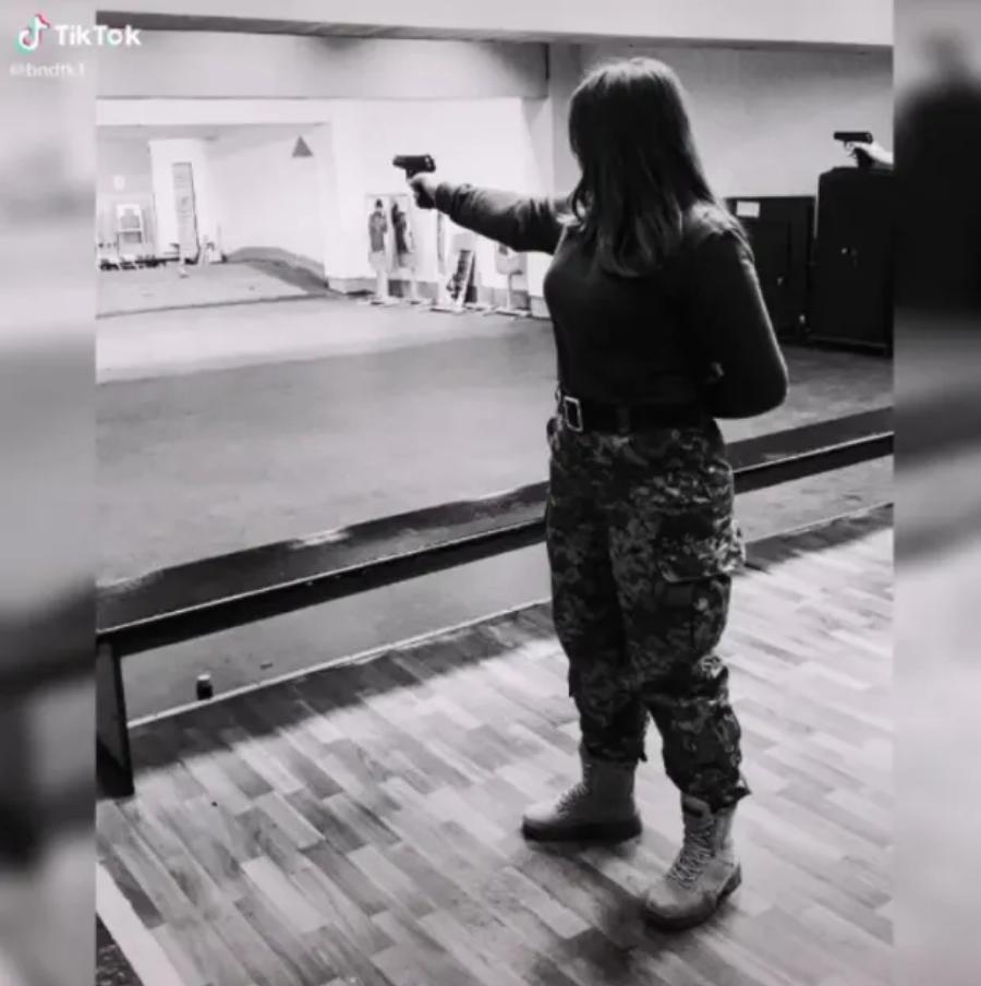 Ουκρανές γυναίκες κατατάσσονται στον στρατό και κάνουν θραύση στο Tik Tok με την ομορφιά και  τα κάλλη τους