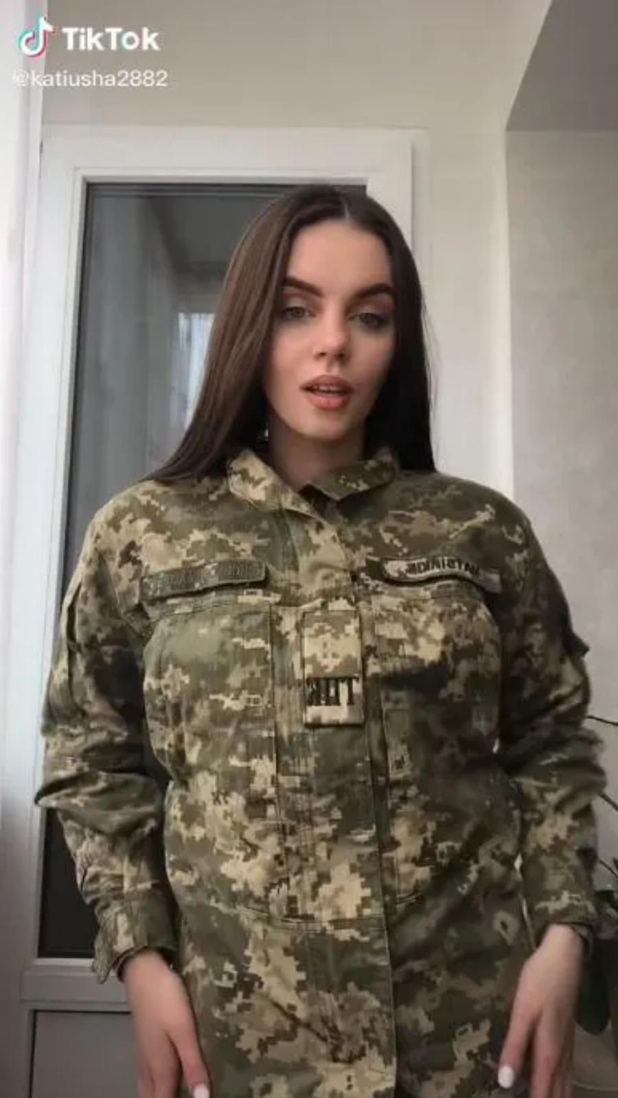 Ουκρανές γυναίκες κατατάσσονται στον στρατό και κάνουν θραύση στο Tik Tok με την ομορφιά και  τα κάλλη τους