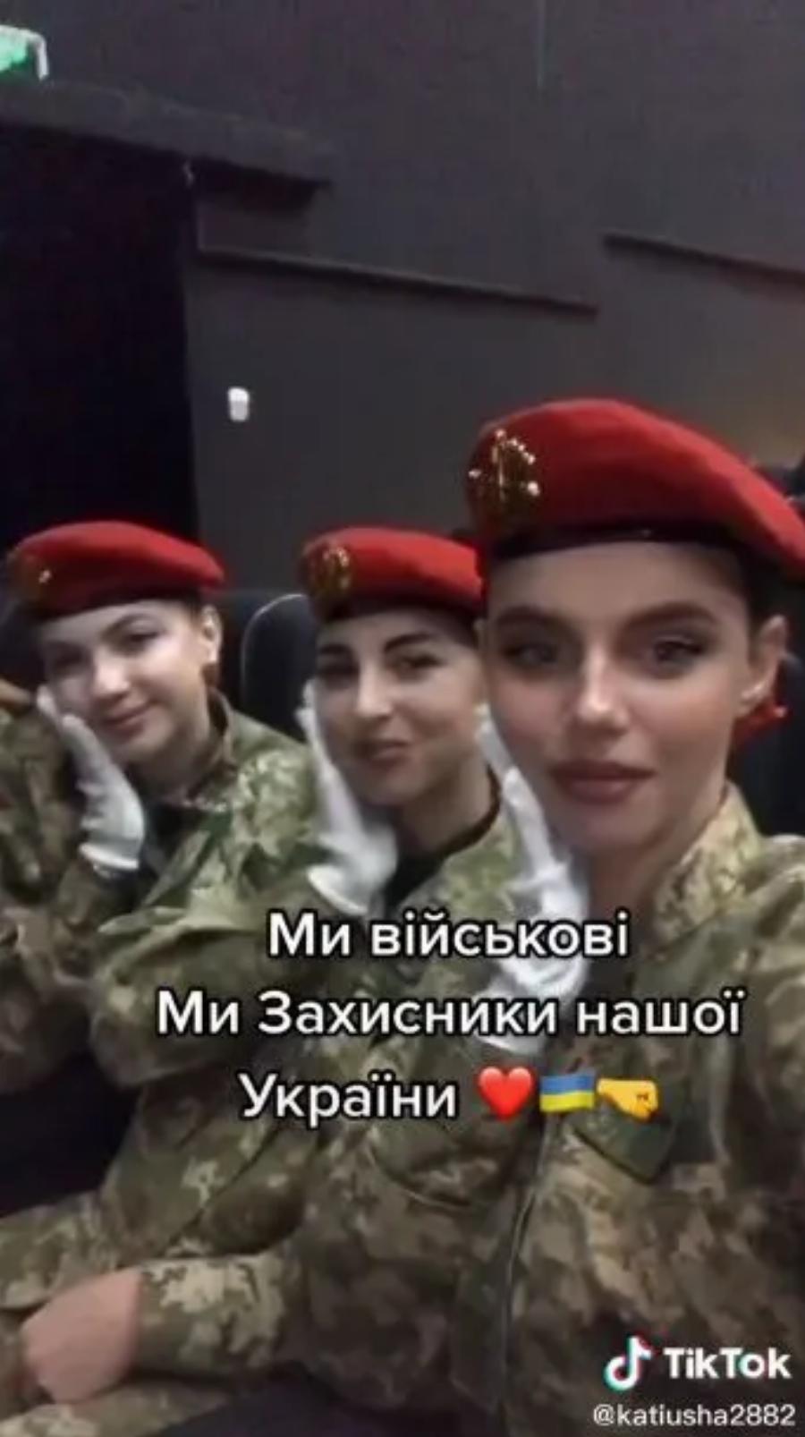 Ουκρανές γυναίκες κατατάσσονται στον στρατό και κάνουν θραύση στο Tik Tok με την ομορφιά και  τα κάλλη τους