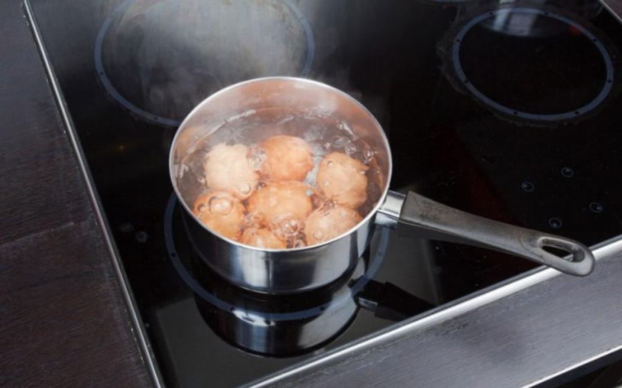 Απίστευτο κόλπο με το βρασμένο νερό από τα αυγά – Θαυματουργό αποτέλεσμα στα φυτά